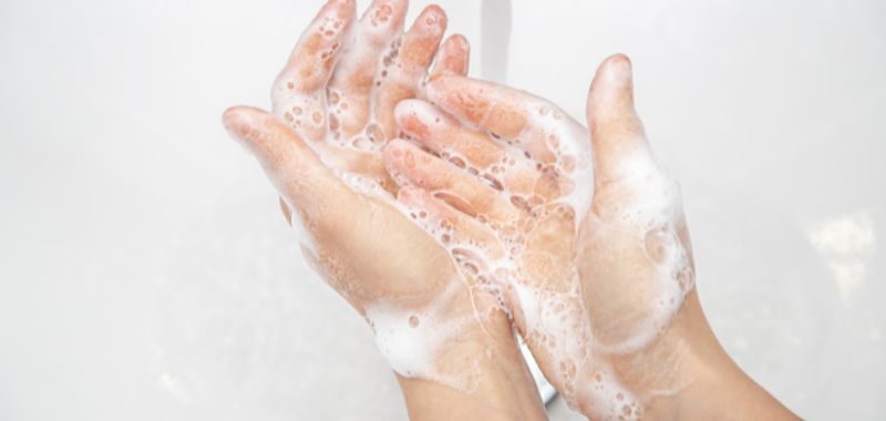 Cómo cuidar las manos agrietadas por el lavado frecuente