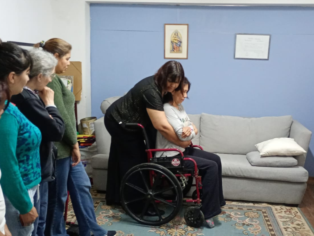 Oficio, vocación y técnica: los pilares del curso gratuito para cuidadores de adultos