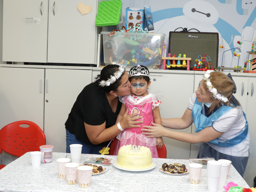 Un cumpleaños de princesa lejos de casa, pero rodeada de amor